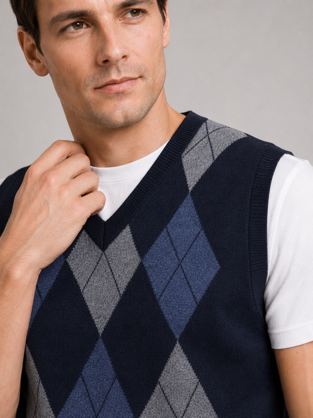 Men’s Argyle Sleeveless Jumper V-Neck Slim Fit Knit Autumn Winter Layer for Business Casual and Everyday Wear